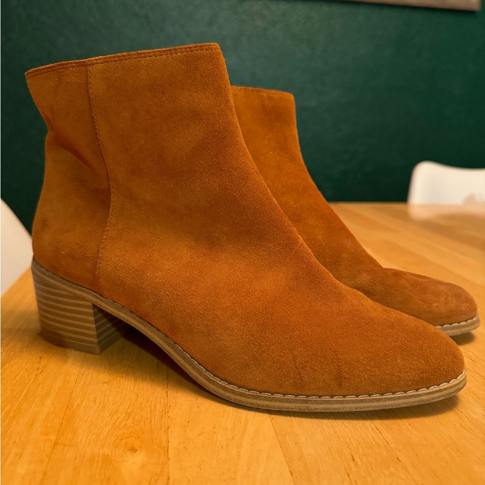 Clarks camel coloured suede booties size 6